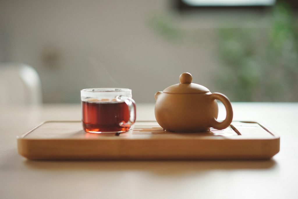 manki-kim-L82-kkEBOd0-unsplash Clear glass cup with tea near brown ceramic teapot