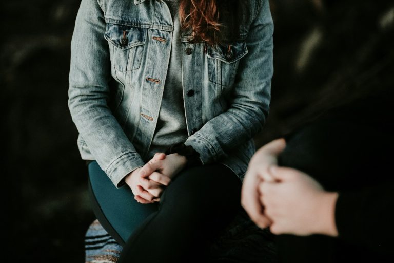 priscilla-du-preez-F9DFuJoS9EU-unsplash Couple sitting