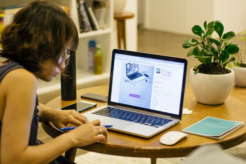 tran-mau-tri-tam-tZnbakTUcTI-unsplash woman browsing on her laptop