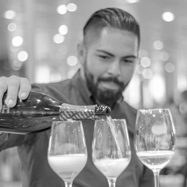 alexander-fae-zQYFPnJyCkE-unsplash Bartender