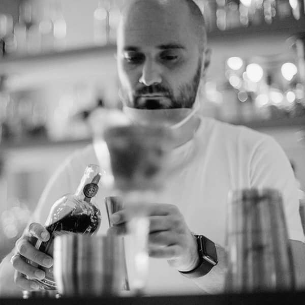 dmitriy-frantsev-nSFj12WUpfA-unsplash Bartender