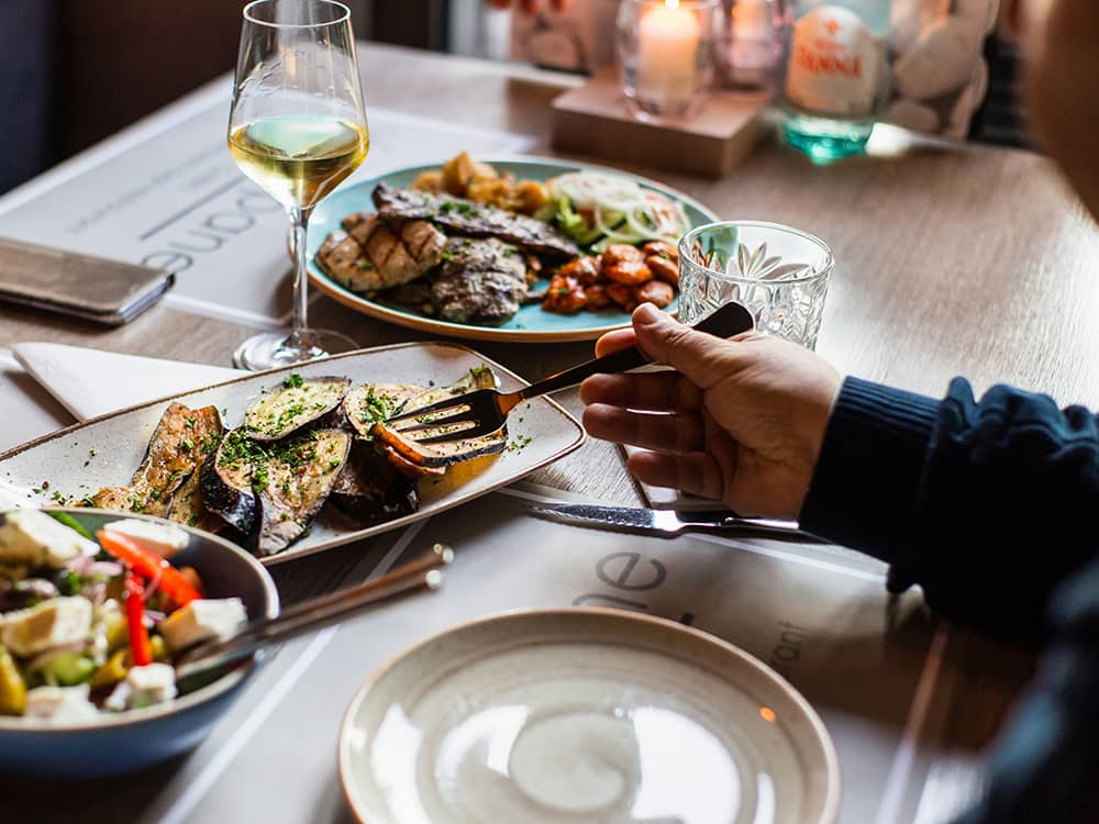 louis-hansel-TzY5_DkDyjg-unsplash Restaurant lunch