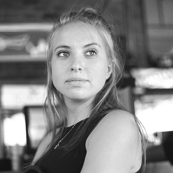 timothy-barlin-5XuswRrWg5Q-unsplash Hostess